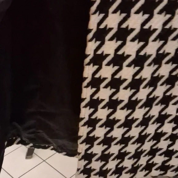 LEVINE Black & White Houndstooth Patterned Coat - Picture 5 of 7